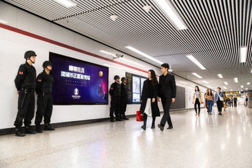 温州一鞋厂斥巨资打造超贵广告牌，四位武装安保全程守护，软装广告引发网友热议